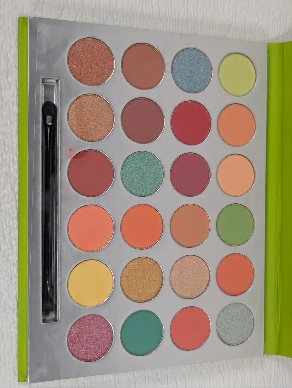 BEYOND - 24 Colors Shimmer & Matte - Professional Eyeshadow Palette